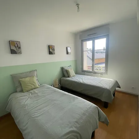 Des Berges En Rdc Et Parking Prive